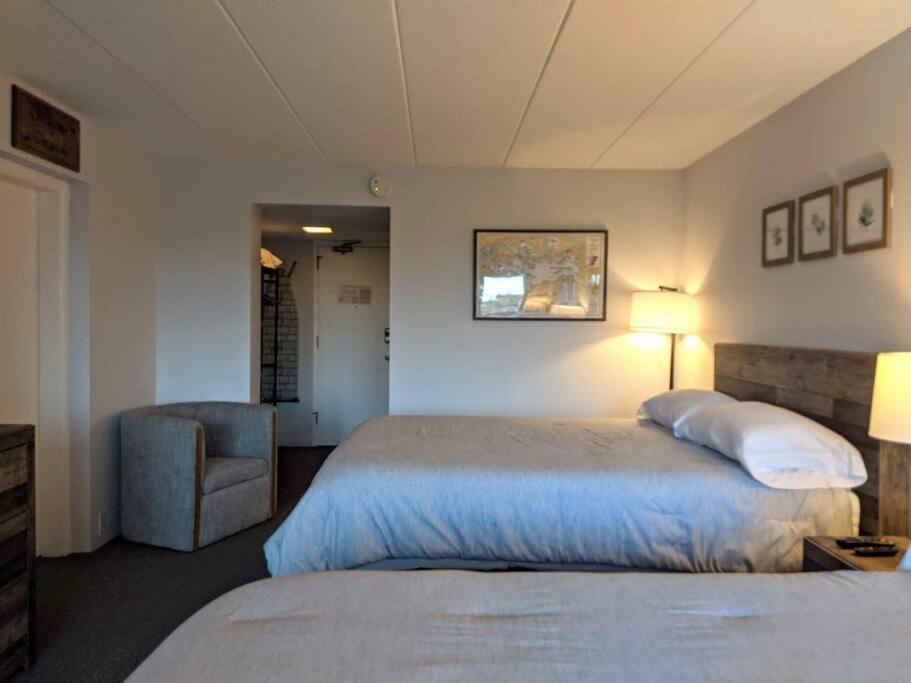 Cute Lower Level Cedar Lodge Room With Balcony & Lake Views! Laconia Exteriér fotografie