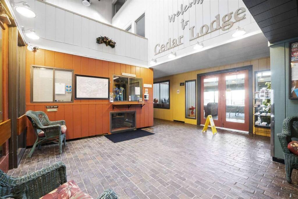 Cute Lower Level Cedar Lodge Room With Balcony & Lake Views! Laconia Exteriér fotografie
