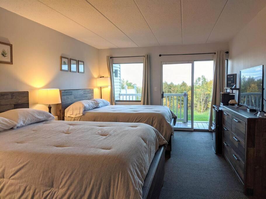 Cute Lower Level Cedar Lodge Room With Balcony & Lake Views! Laconia Exteriér fotografie